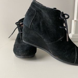 Toms black suede wedge booties Sz 7